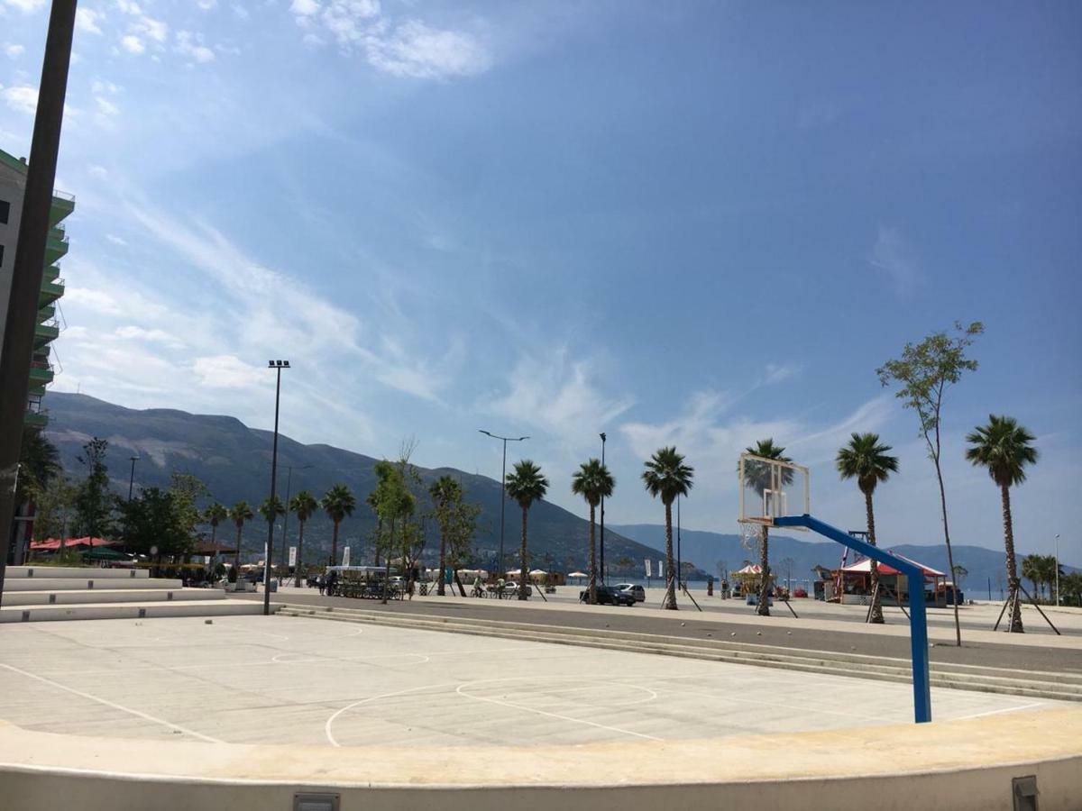 Mimi'S Beach Apartment Vlorë Buitenkant foto