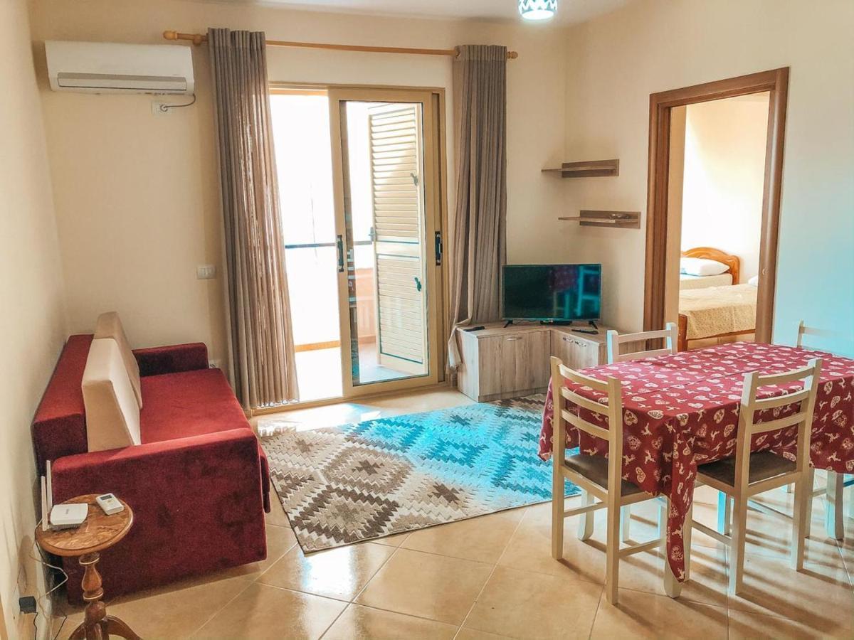 Mimi'S Beach Apartment Vlorë Buitenkant foto