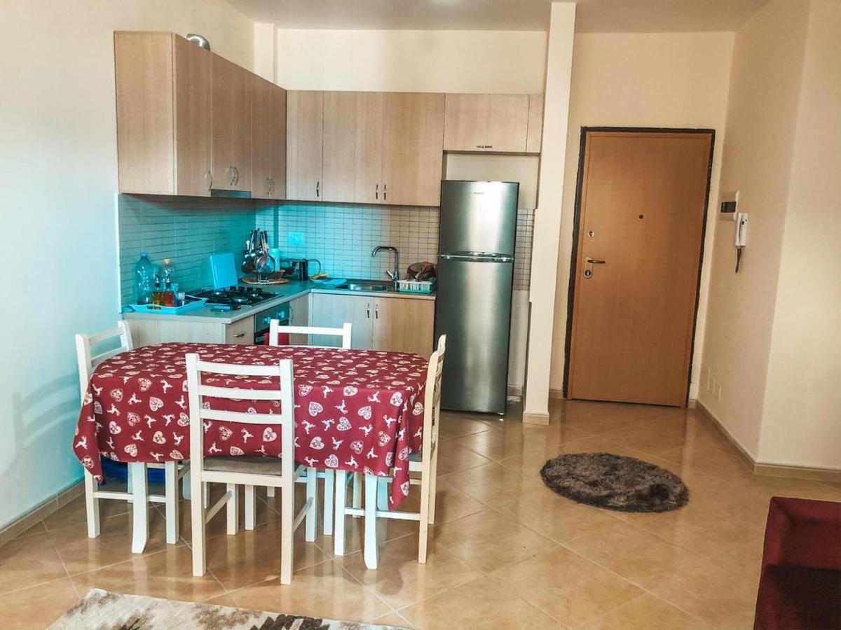 Mimi'S Beach Apartment Vlorë Buitenkant foto
